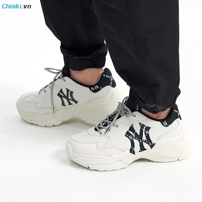 Gi&agrave;y MLB phong c&aacute;ch streetwear Bigball Chunky Mono Heel Boston NY thuộc ph&acirc;n kh&uacute;c cao cấp 