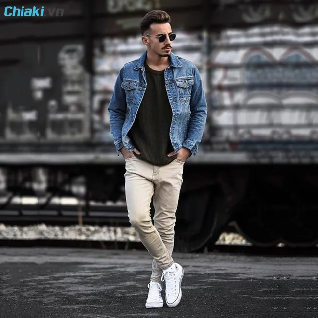 Gi&agrave;y sneaker nam phối đồ với &aacute;o jeans