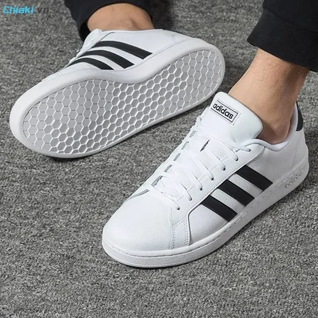 Gi&agrave;y Adidas Grand Court sở hữu thiết kế đơn giản nhưng phong c&aacute;ch