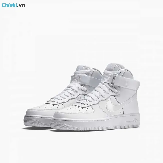 Gi&agrave;y Nike Air Force 1 High All White l&agrave; mẫu thiết kế cổ cao tr&ocirc;ng kh&aacute; thời thượng