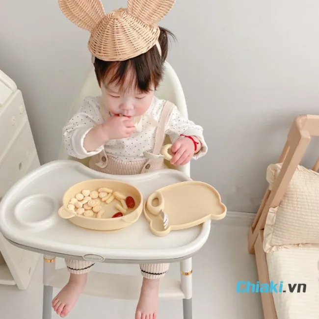 Khay ăn dặm gi&uacute;p b&eacute; tự lập hơn khi ăn uống