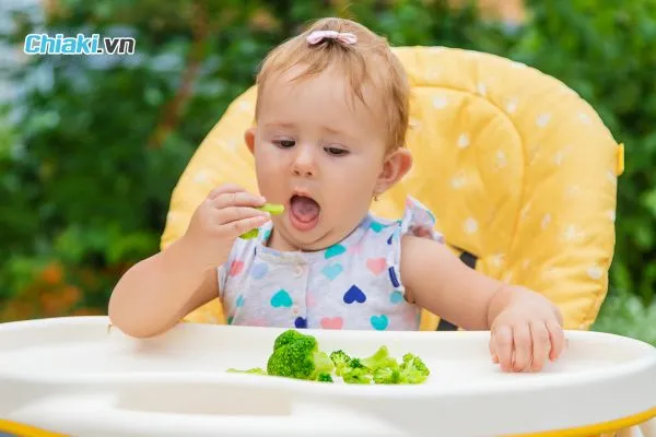 Khi n&agrave;o n&ecirc;n cho b&eacute; ăn b&aacute;nh ăn dặm?
