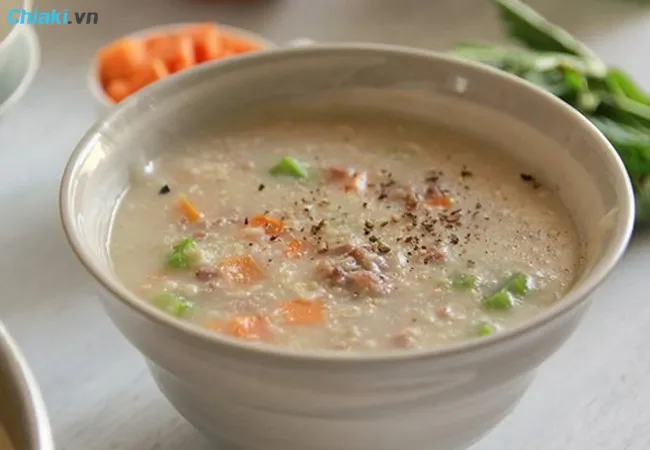ch&aacute;o yến mạch v&agrave; rau củ l&agrave; m&oacute;n ăn dặm được nhiều b&eacute; y&ecirc;u th&iacute;ch 
