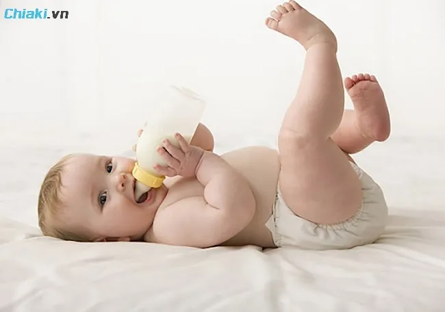 Giờ ăn dặm cho con c&aacute;ch giờ uống sữa 1 - 2 tiếng