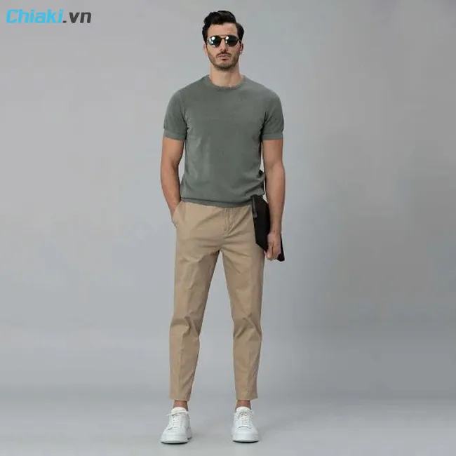 Phối đồ gi&agrave;y sneaker nam với quần kaki