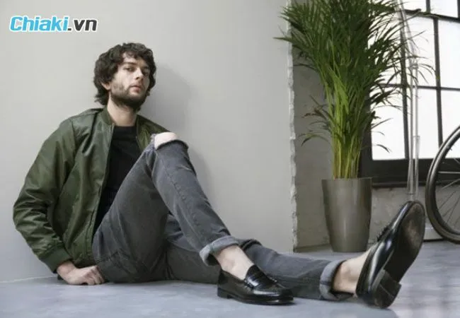 Phối gi&agrave;y loafer với quần jean
