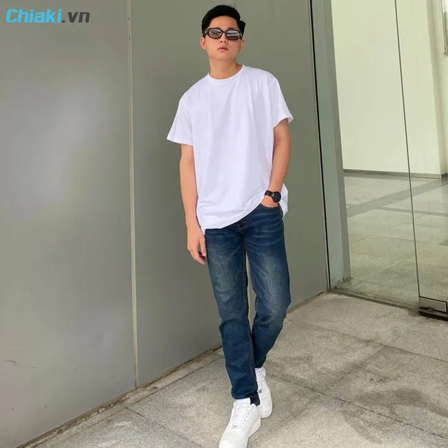 Phối gi&agrave;y sneaker với quần jeans nam