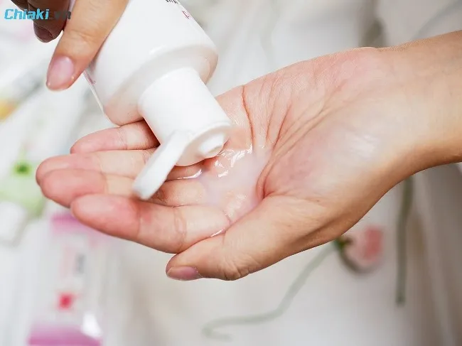 Sử dụng dung dịch vệ sinh phụ nữ dịu nhẹ, chuy&ecirc;n dụng