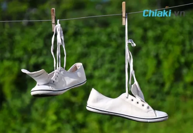 gi&agrave;y trắng bị ố v&agrave;ng do giặt sai c&aacute;ch