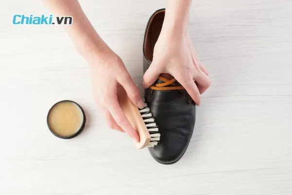 C&aacute;ch vệ sinh gi&agrave;y da theo từng loại