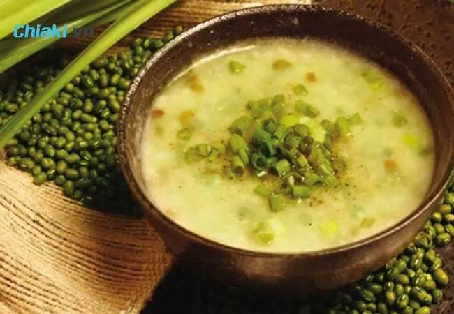 Ch&aacute;o đậu xanh với l&ograve;ng đỏ trứng g&agrave;