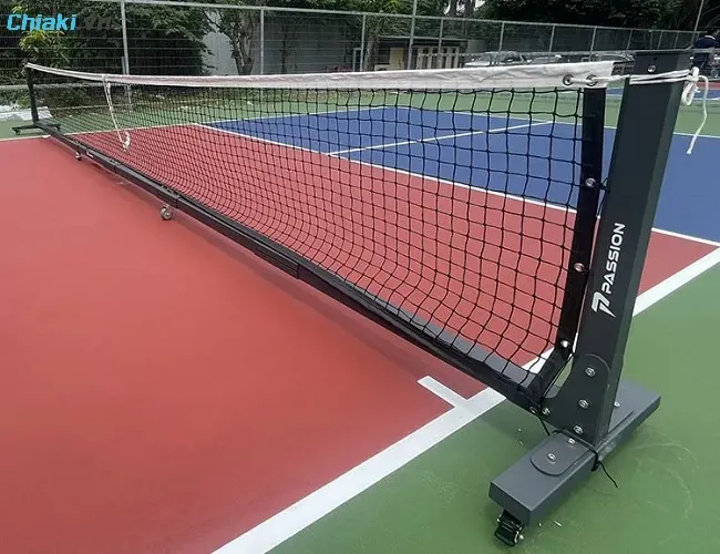 Cột căng lưới v&agrave; k&iacute;ch thước lưới s&acirc;n pickleball cần đạt ti&ecirc;u chuẩn quốc tế