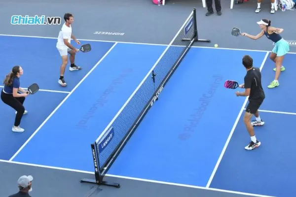 Kh&ocirc;ng được v&ocirc; l&ecirc; trong khu vực "Non-Volley Zone"