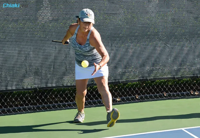 kỹ thuật chơi Pickleball Underhand Serve