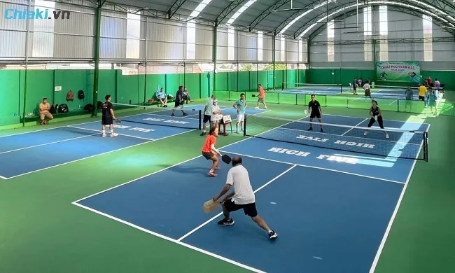N&ecirc;n lựa chọn s&acirc;n pickleball trong nh&agrave; nếu bạn l&agrave; người mới tập chơi