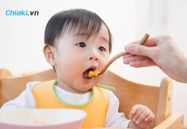 Giai đoạn th&iacute;ch hợp để b&eacute; ăn dặm
