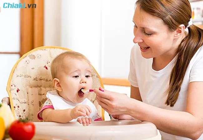 Những lưu &yacute; khi cho b&eacute; 5 th&aacute;ng tuổi ăn dặm mẹ n&ecirc;n biết