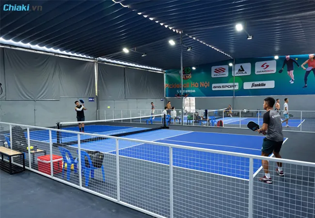 s&acirc;n pickleball Ho&agrave;ng Quốc Việt c&oacute; lưới ngăn c&aacute;ch giữa c&aacute;c s&acirc;n