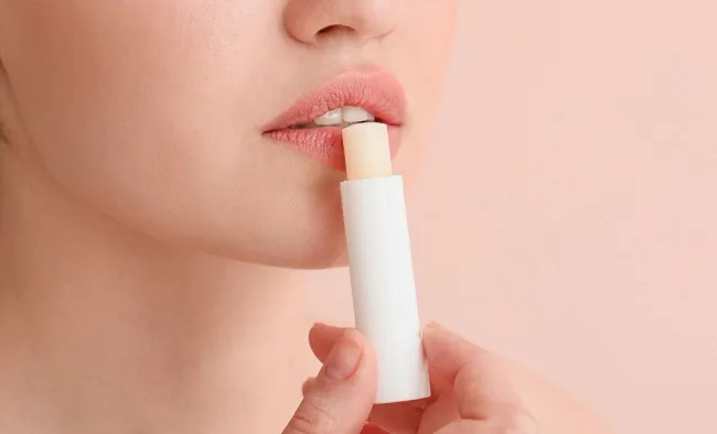 C&aacute;ch d&ugrave;ng son dưỡng m&ocirc;i