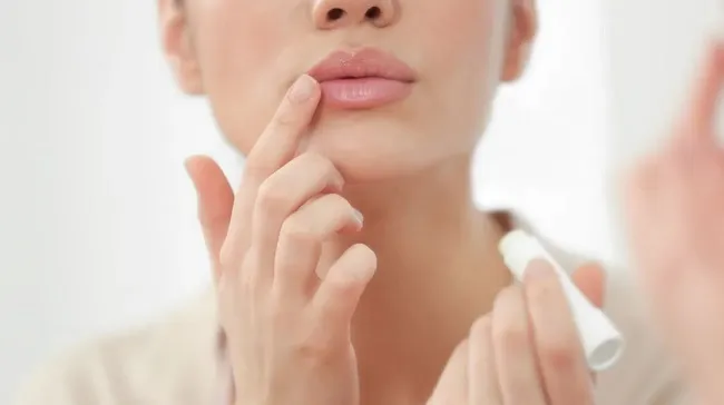 C&oacute; n&ecirc;n d&ugrave;ng son dưỡng m&ocirc;i thường xuy&ecirc;n