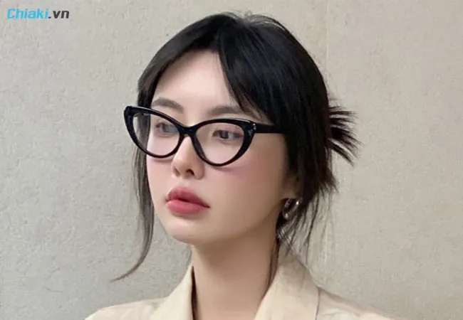 Mặt vu&ocirc;ng n&ecirc;n đeo K&iacute;nh mắt m&egrave;o