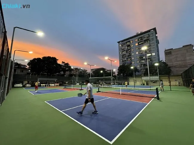 S&acirc;n Pickleball Z133 Phường Ngọc Thuỵ gi&aacute; th&agrave;nh kh&ocirc;ng qu&aacute; cao, th&iacute;ch hợp cho những ai cần s&acirc;n chơi l&acirc;u d&agrave;i
