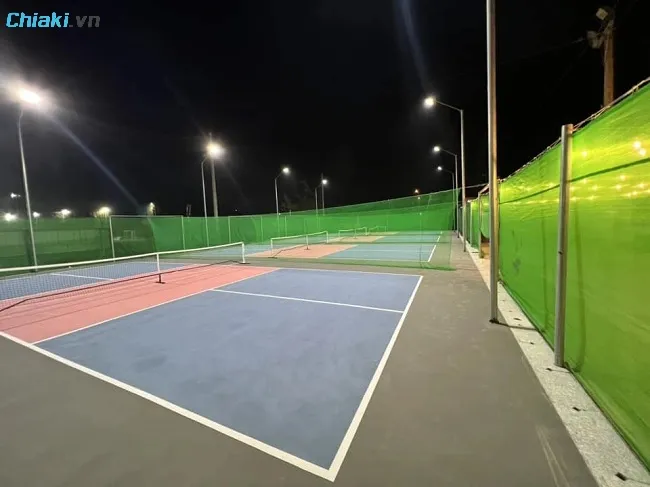 S&acirc;n Pickleball Picklezone B&igrave;nh Ch&aacute;nh c&oacute; gi&aacute; thu&ecirc; tại s&acirc;n cũng kh&aacute; phải chăng