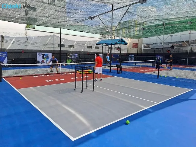 S&acirc;n Pickleball Win Club An Dương Vương sử dụng m&aacute;i che bằng lưới lan gi&uacute;p tạo kh&ocirc;ng gian r&acirc;m m&aacute;t