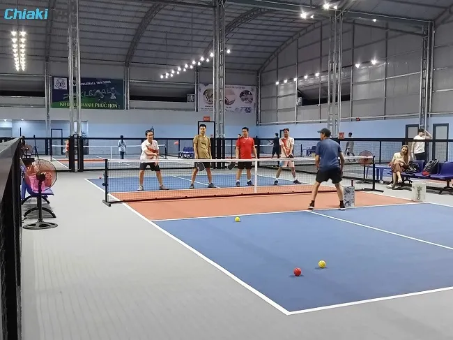 S&acirc;n Pickleball Ho&agrave;ng Hoa Th&aacute;m x&acirc;y dựng với 5 s&acirc;n trong nh&agrave;, kh&ocirc;ng gian sạch