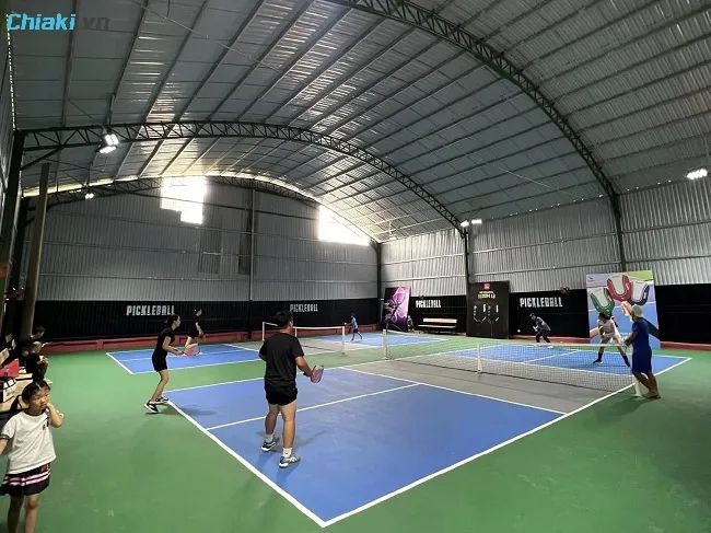 S&acirc;n Pickleball Icons quy m&ocirc; 2 s&acirc;n trong nh&agrave;, được ph&aacute;t triển b&ecirc;n cụm s&acirc;n chơi cầu l&ocirc;ng