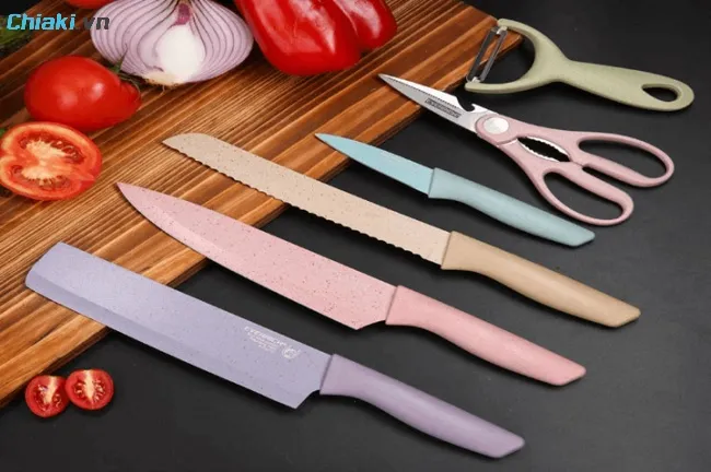 Những vật sắc nhọn như dao, k&eacute;o, kiếm, dĩa,...mang đến những điểm xấu tới người nhận