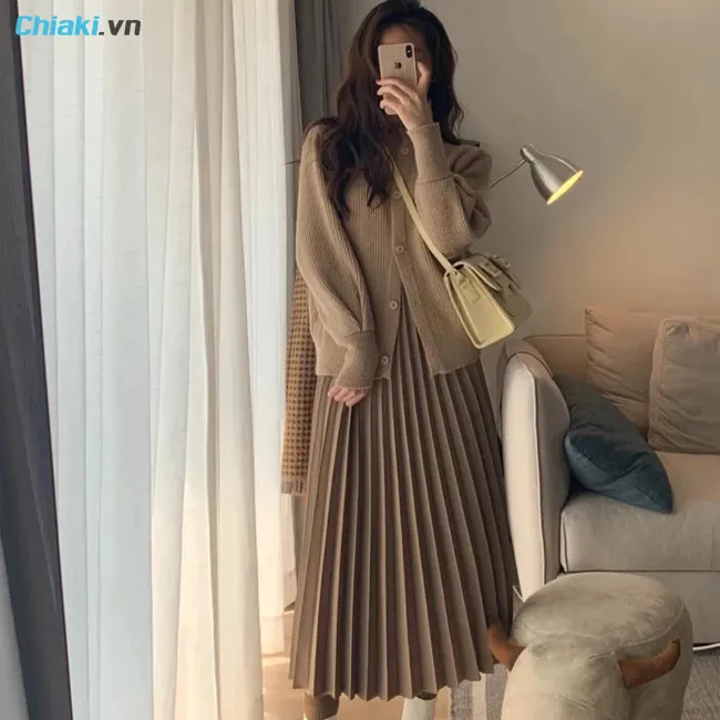C&aacute;ch phối &aacute;o cardigan với ch&acirc;n v&aacute;y xếp ly d&aacute;ng d&agrave;i