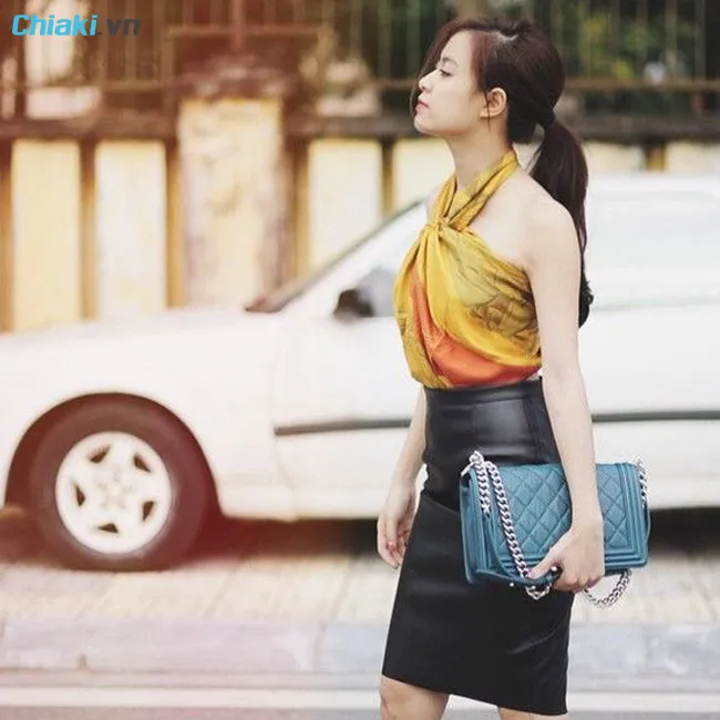 Ch&acirc;n v&aacute;y da kết hợp với &aacute;o cổ yếm