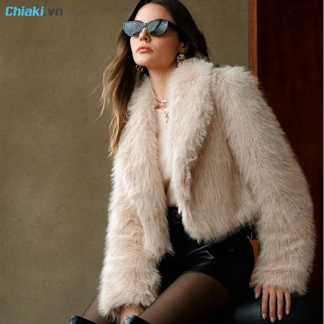 Ch&acirc;n v&aacute;y da kết hợp với &aacute;o kho&aacute;c l&ocirc;ng