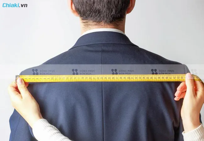 Hướng dẫn c&aacute;ch đo size &aacute;o kho&aacute;c nam chi tiết v&agrave; ch&iacute;nh x&aacute;c