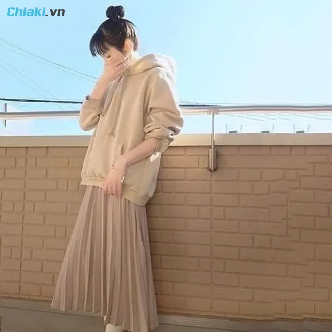 Kết hợp &aacute;o hoodie mặc với ch&acirc;n v&aacute;y d&agrave;i&nbsp;