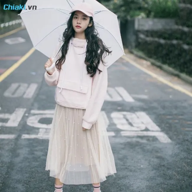 Kết hợp &aacute;o hoodie với ch&acirc;n v&aacute;y voan