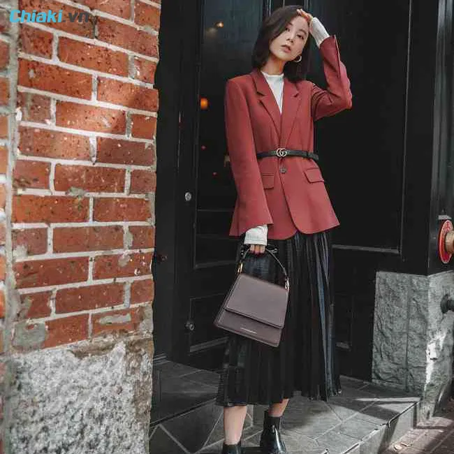 Mix &aacute;o blazer với ch&acirc;n v&aacute;y xếp ly&nbsp;