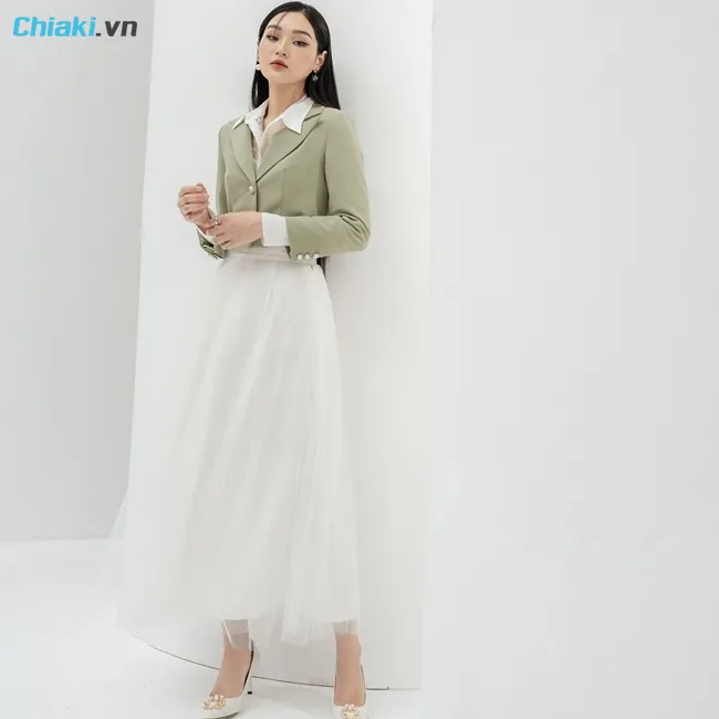 Mix ch&acirc;n v&aacute;y voan với &aacute;o sơ mi