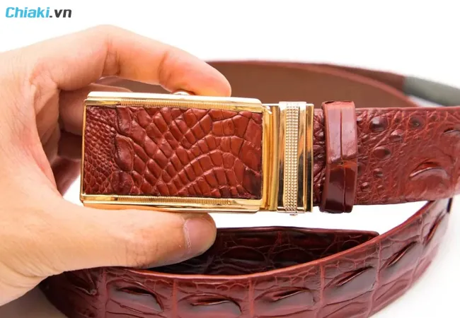 Ph&acirc;n biệt d&acirc;y nịt da c&aacute; sấu bằng c&aacute;ch nhỏ nước