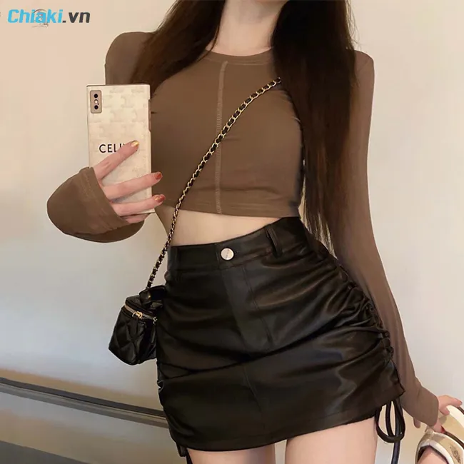 Phối &aacute;o croptop với ch&acirc;n v&aacute;y da