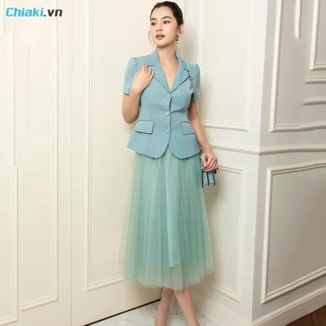 Phối &aacute;o vest c&ugrave;ng với ch&acirc;n v&aacute;y voan