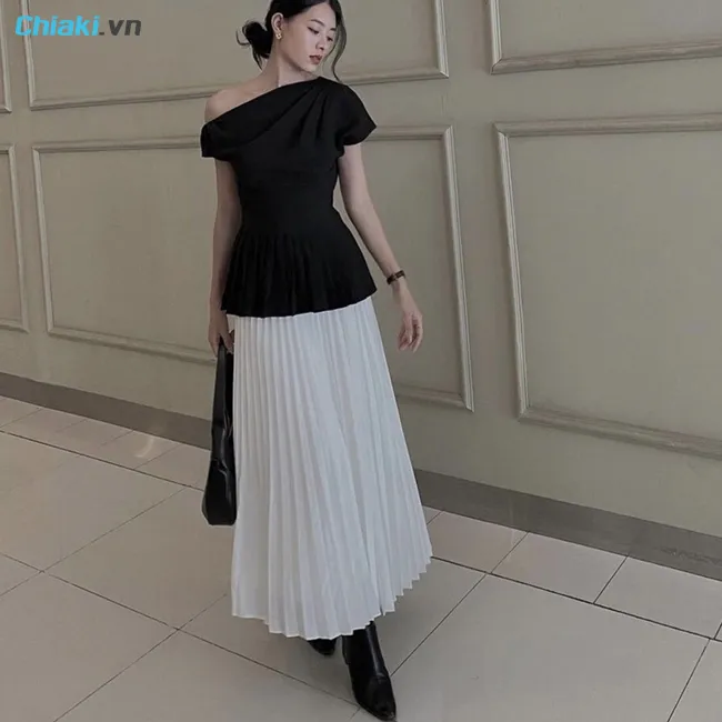 Phối đồ với ch&acirc;n v&aacute;y xếp ly d&agrave;i v&agrave; &aacute;o trễ vai
