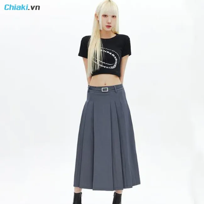 ối đồ với ch&acirc;n v&aacute;y xếp ly d&aacute;ng d&agrave;i v&agrave; &aacute;o croptop
