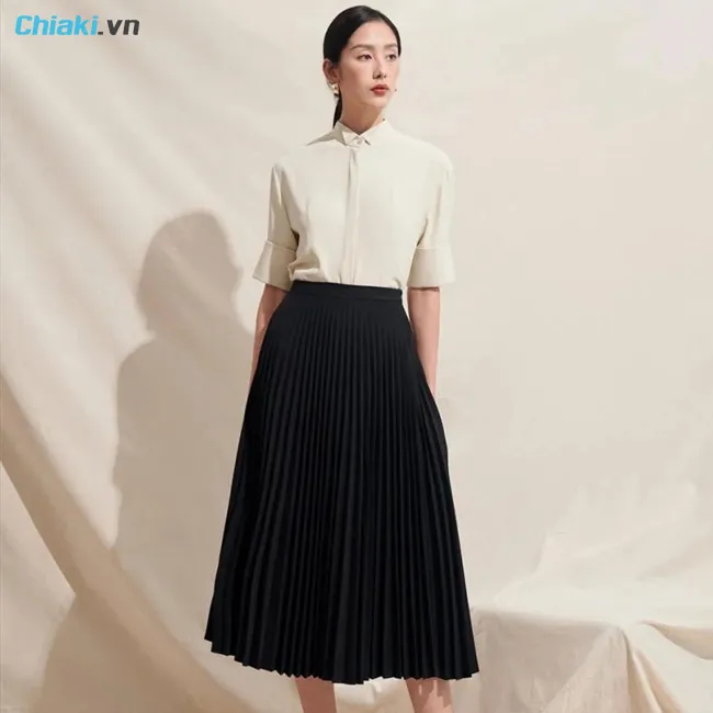 Phối đồ với ch&acirc;n v&aacute;y xếp ly với &aacute;o sơ mi cổ Đức