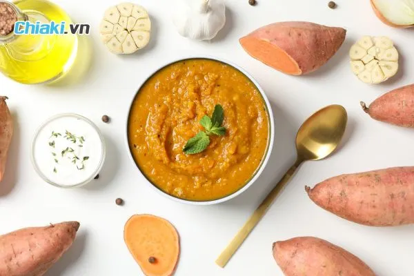 B&iacute; đỏ v&agrave; khoai lang chứa sắt, vitamin A v&agrave; chất xơ, gi&uacute;p b&eacute; tăng đề kh&aacute;ng v&agrave; ngừa t&aacute;o b&oacute;n.