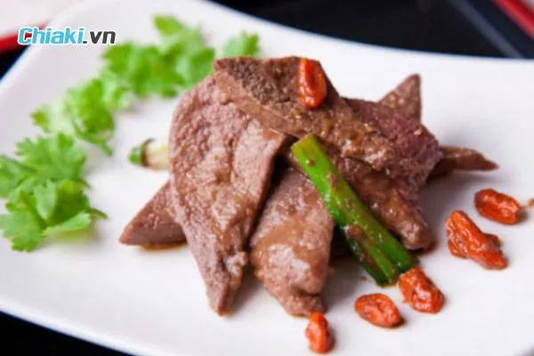 Gan g&agrave; v&agrave; gan lợn gi&agrave;u sắt heme, vitamin A v&agrave; B12