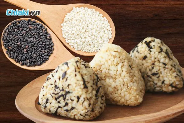 Hạt vừng nhỏ nhưng gi&agrave;u sắt, kẽm v&agrave; chất b&eacute;o tốt, th&iacute;ch hợp rắc v&agrave;o m&oacute;n ăn của b&eacute;.