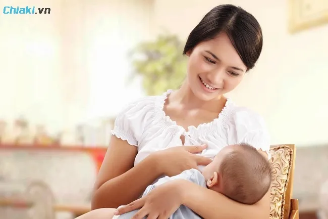 B&eacute; 4 th&aacute;ng b&uacute; mẹ 1 phần hoặc ho&agrave;n to&agrave;n&nbsp;cũng n&ecirc;n bổ sung sắt
