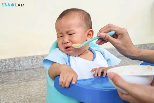 Trẻ c&oacute; chế độ ăn dặm thiếu sắt n&ecirc;n bổ sung sắt qua thực phẩm hoặc sản phẩm bổ sung